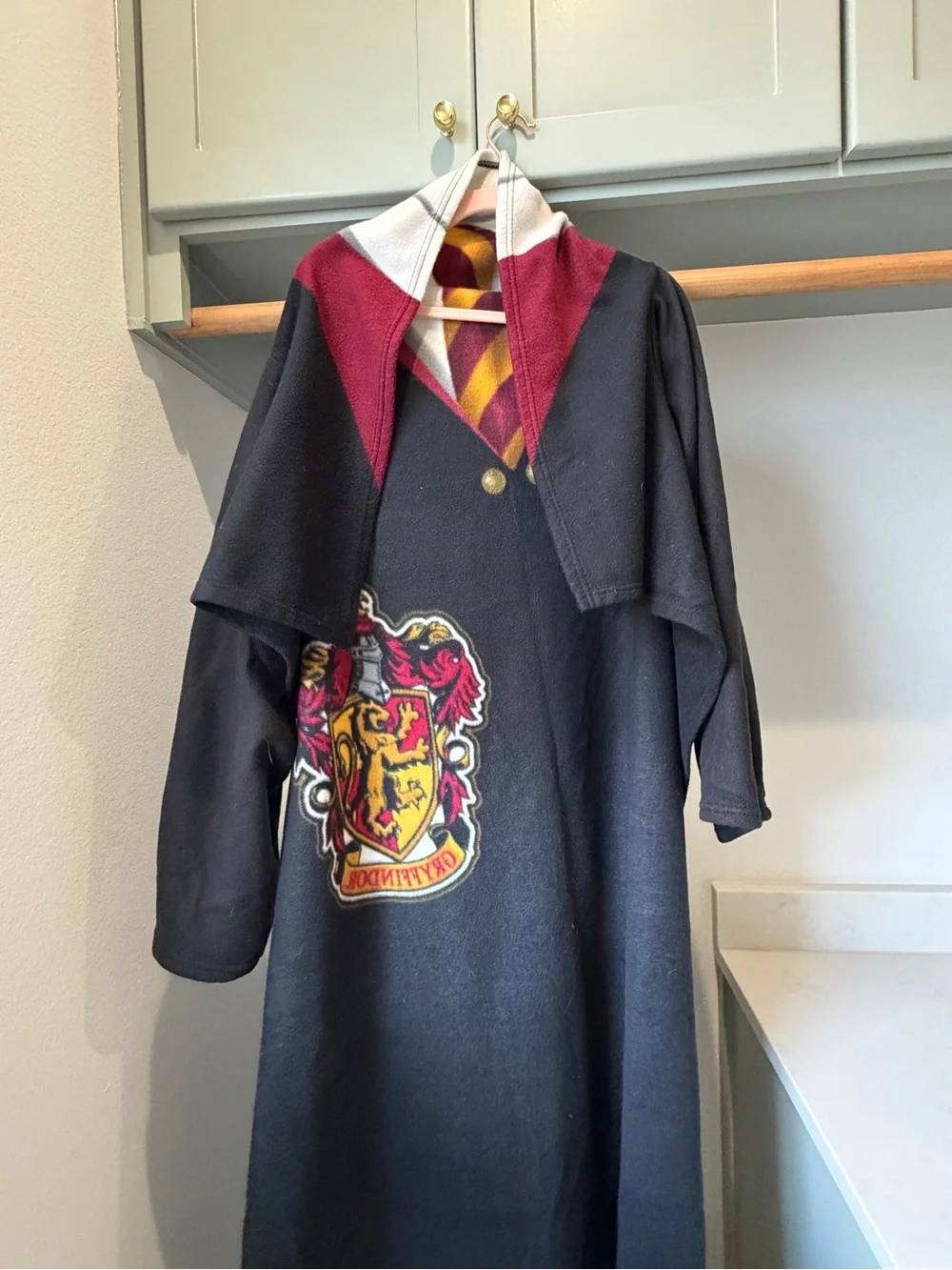 Gryffindor Hogwarts Robe Fleece SNUGGIE blanket with Tie and crest Graphic